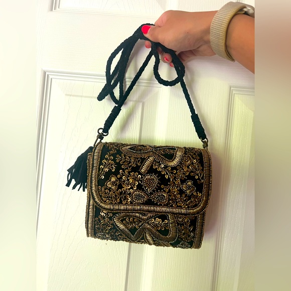 Gold purse can be used as clutch or shoulder bag - Picture 3 of 4